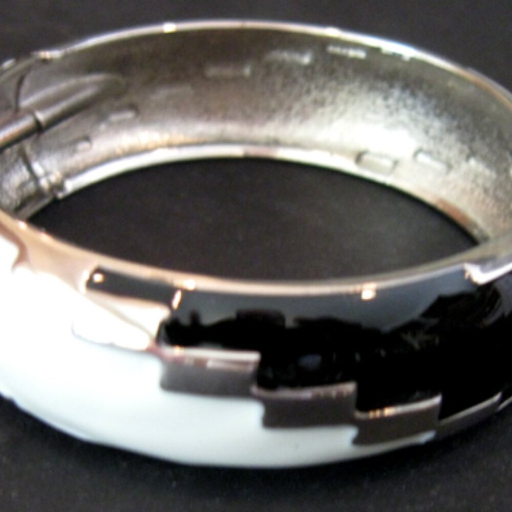 Vintage 1970's Mod Black, White & Silver Enameled Zig Zag Hinged Bangle Bracelet